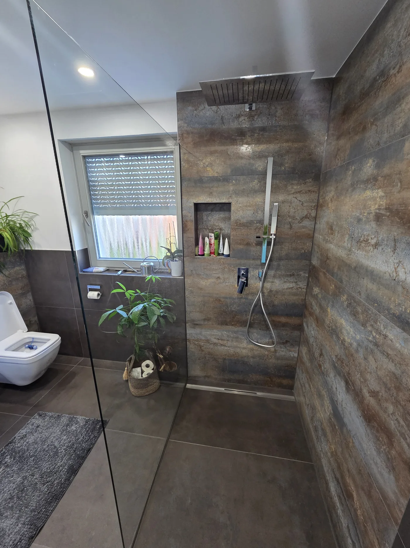 Fertiggestellte Walk-in-Dusche mit Corten-Optik-Fliesen