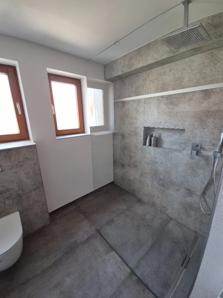Neu gestaltetes Badezimmer mit Holzakzenten