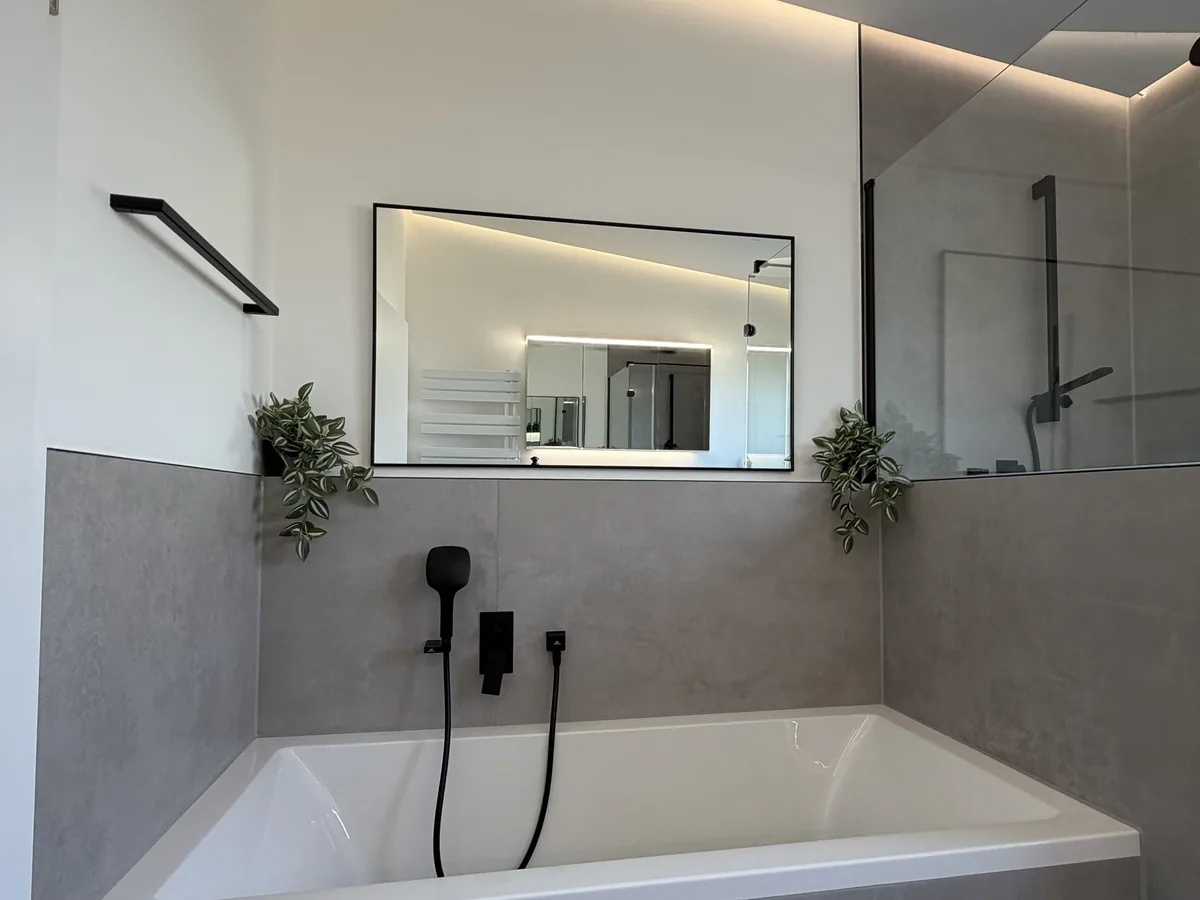 Minimalistisches Bad mit Betonlook-Fliesen nach der Renovierung