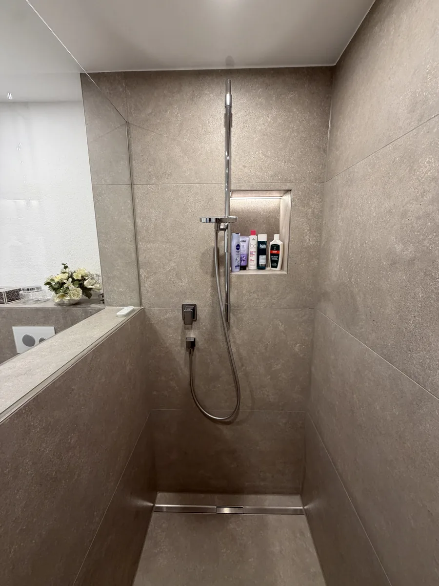 Walk-in-Dusche mit LED-Nische nach der Sanierung