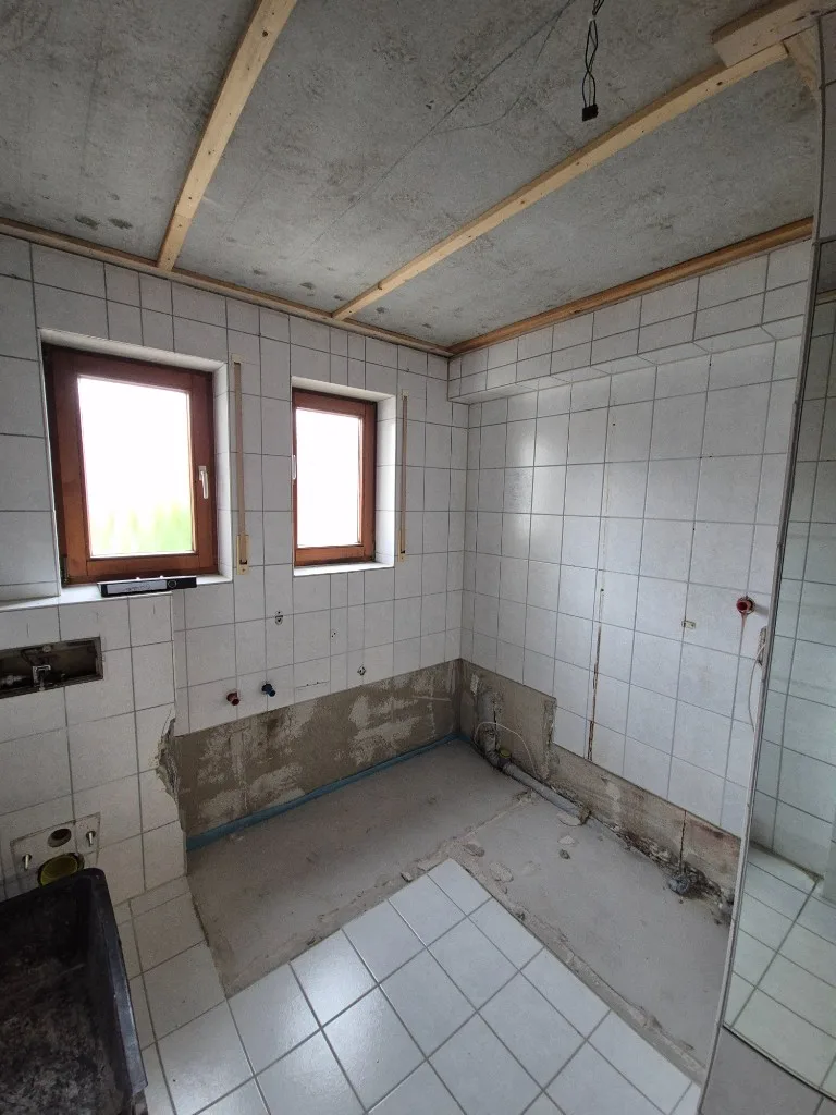 Altes Badezimmer vor der Renovierung