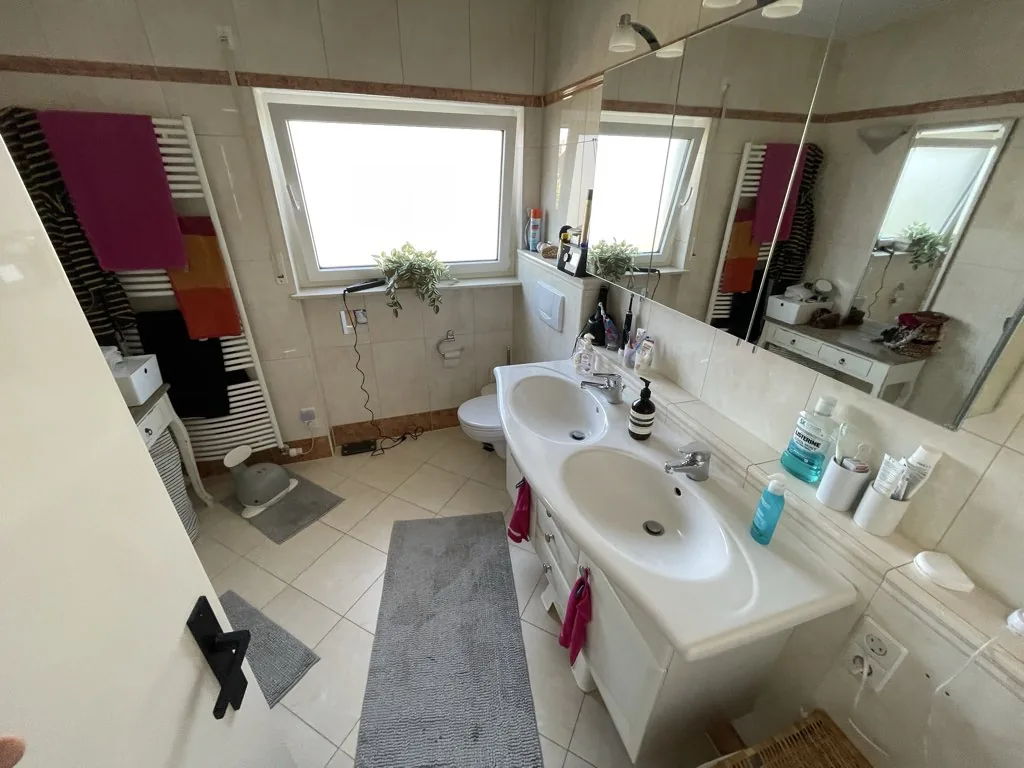 Beiges Altbau-Badezimmer vor der Renovierung