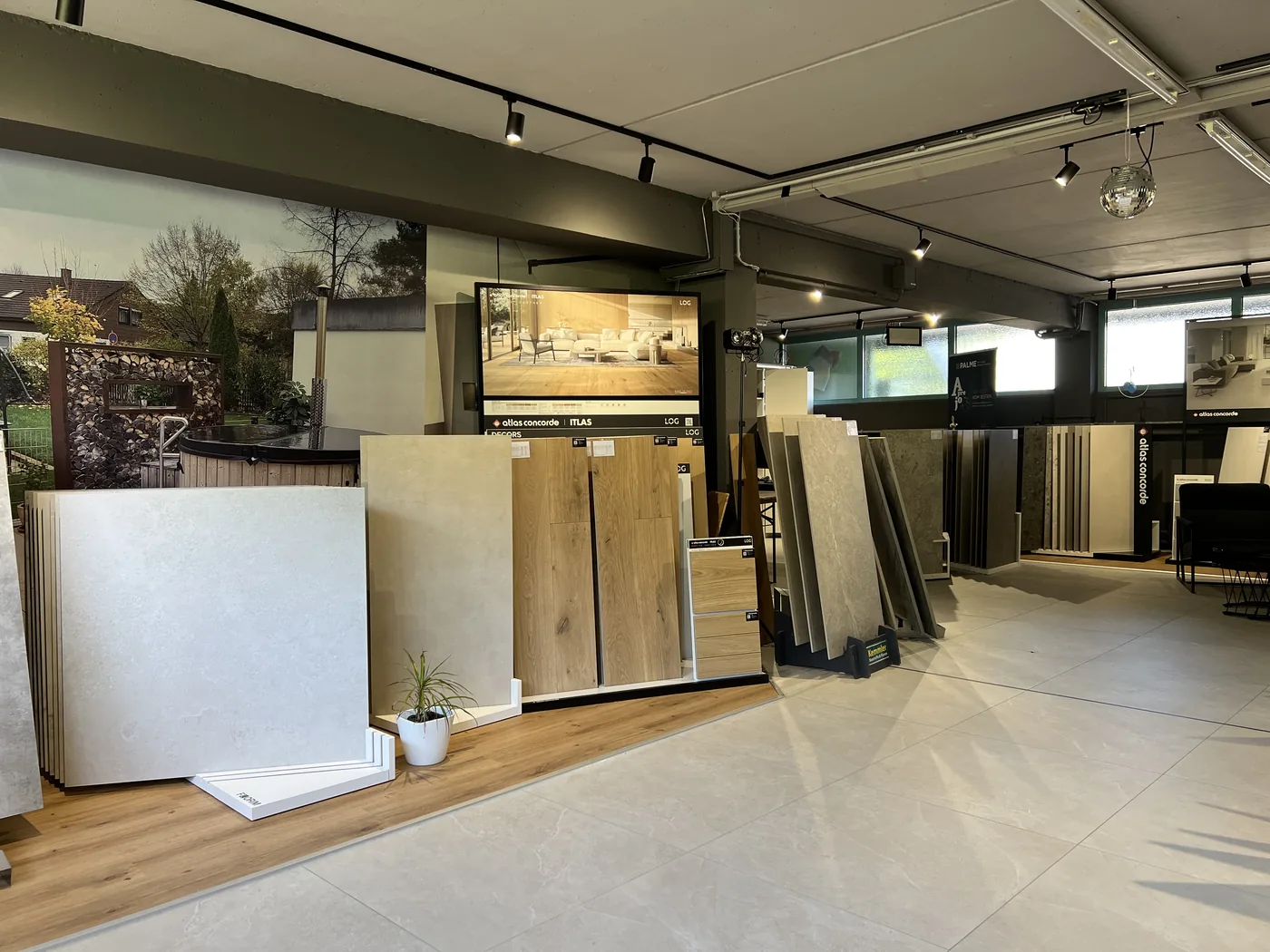 Showroom Fliesen & RaumDesign – Gesamtansicht mit Fliesen-Stellwänden