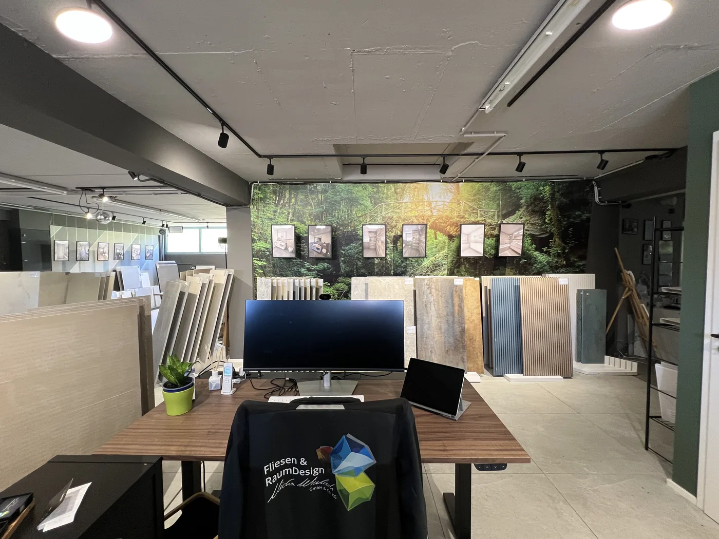 Showroom – Ausstellungsfläche mit Fliesenmustern