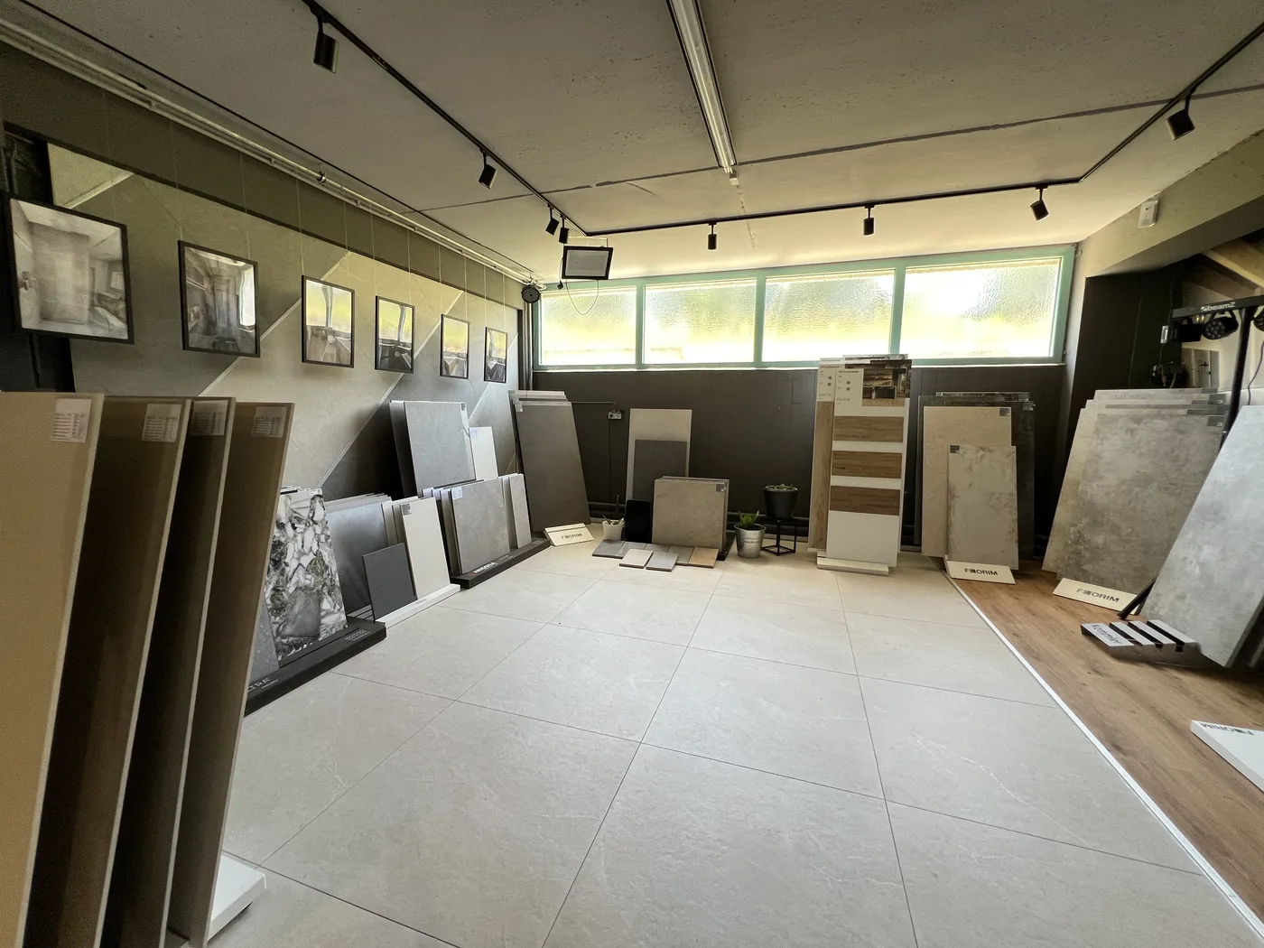 Showroom – Sortiment mit FLORIM-Fliesenmustern