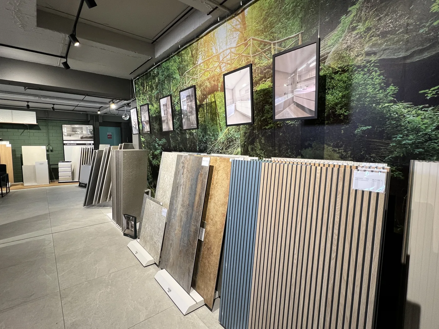 Showroom – Holzoptik-Boden und Fliesenpräsentation