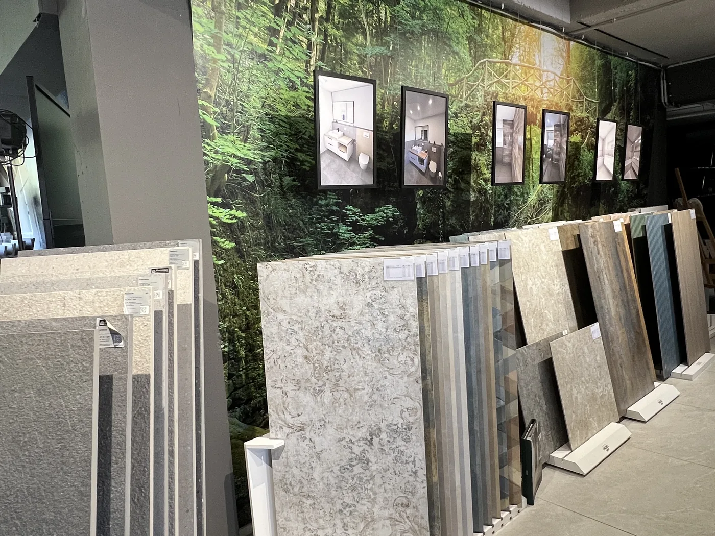 Showroom – großformatige Fliesen und Marmoroptik