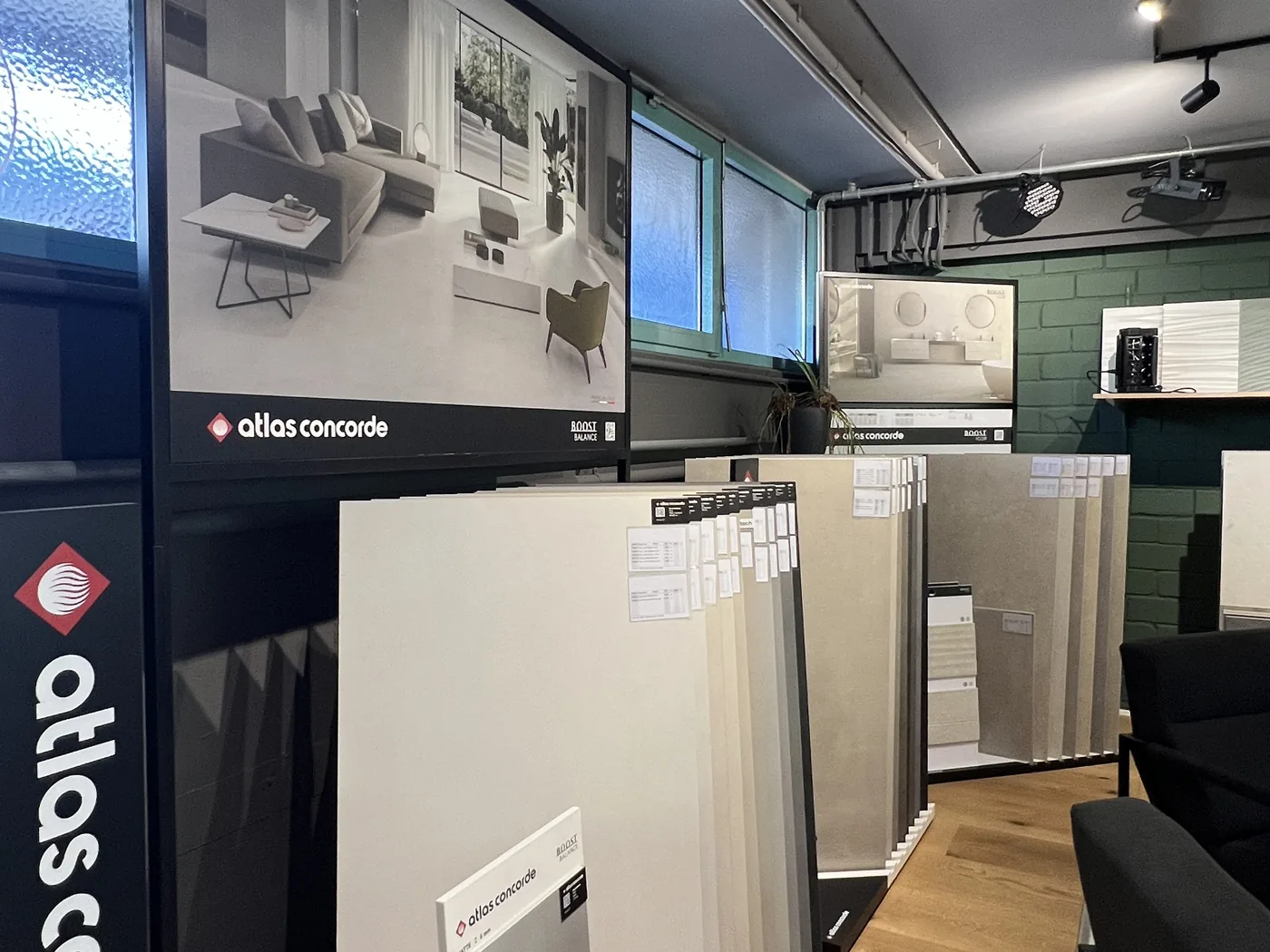 Showroom – Referenzbilder und Fliesenmuster an der Wand