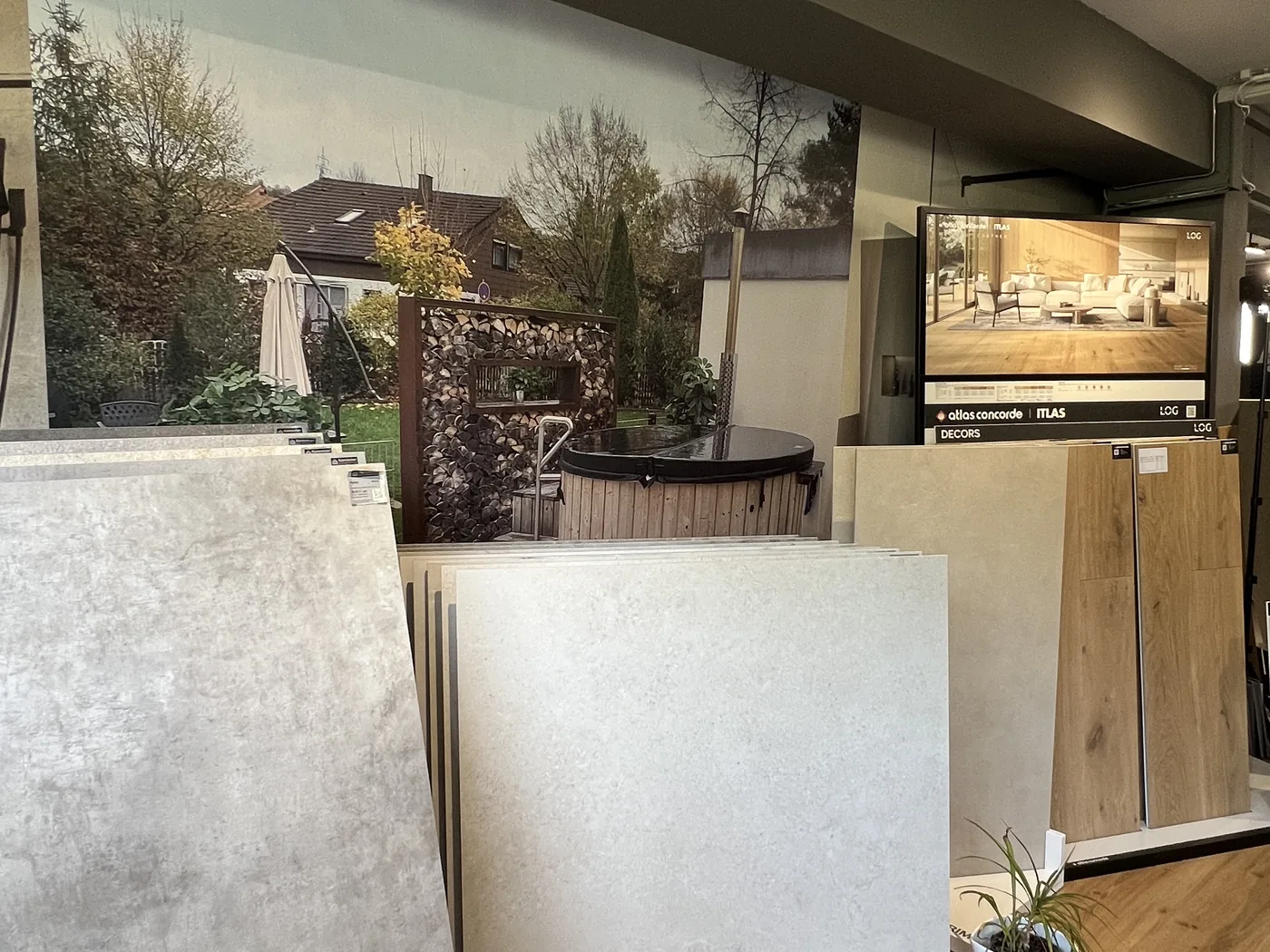 Showroom – Betonoptik-Fliesen und Holzoptik-Boden