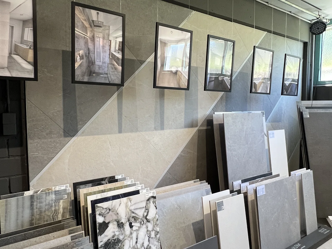 Showroom – Beratungsbereich und Fliesenausstellung