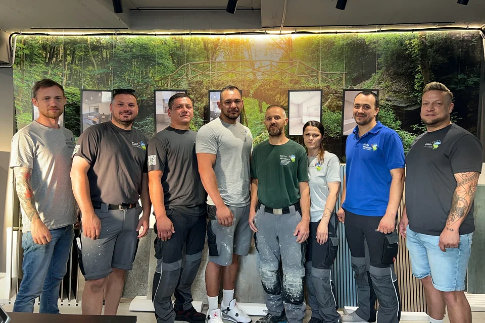 Das achtköpfige Team von Fliesen & RaumDesign im Showroom in Holzgerlingen